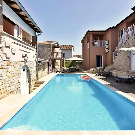 In Tar Mit Garten, Grill Und Gemeinschaftlichem Pool Apartment *