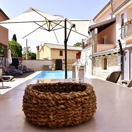 In Tar Mit Garten, Grill Und Gemeinschaftlichem Pool Apartment Porec