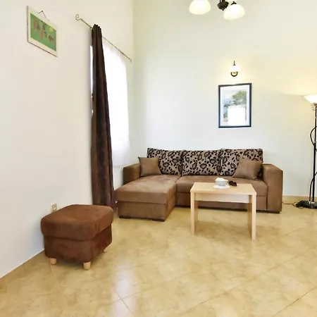 In Tar Mit Garten, Grill Und Gemeinschaftlichem Pool Apartment