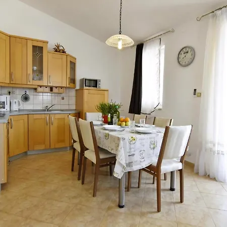 Apartment In Tar Mit Garten, Grill Und Gemeinschaftlichem Pool Porec