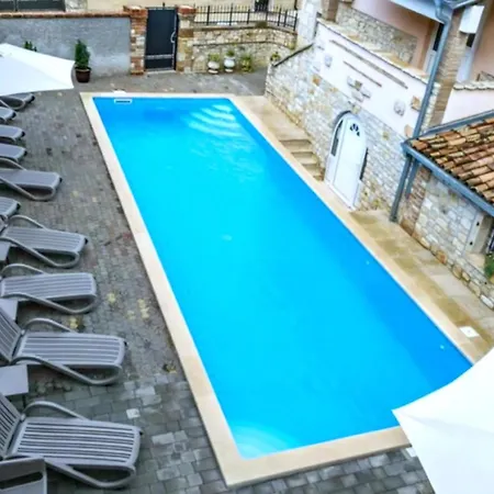 In Tar Mit Garten, Grill Und Gemeinschaftlichem Pool *