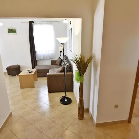 In Tar Mit Garten, Grill Und Gemeinschaftlichem Pool Apartment