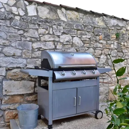 Apartment In Tar Mit Garten, Grill Und Gemeinschaftlichem Pool