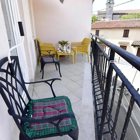Apartment In Tar Mit Garten, Grill Und Gemeinschaftlichem Pool Porec
