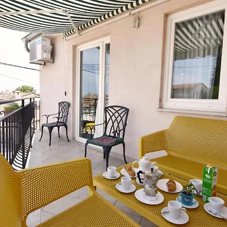 In Tar Mit Garten, Grill Und Gemeinschaftlichem Pool Porec