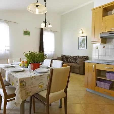 Apartment In Tar Mit Garten, Grill Und Gemeinschaftlichem Pool