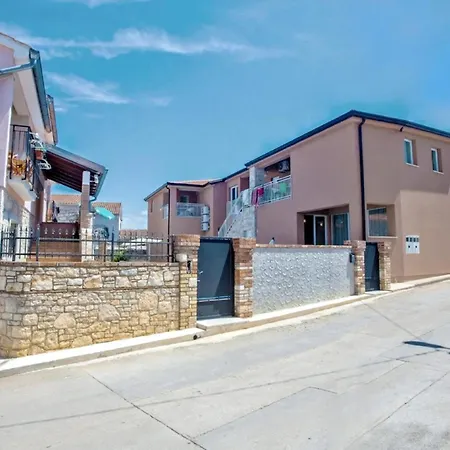 Apartment In Tar Mit Garten, Grill Und Gemeinschaftlichem Pool