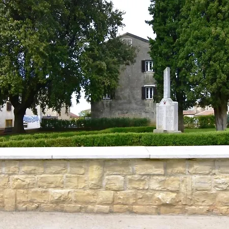 Apartment In Tar Mit Garten, Grill Und Gemeinschaftlichem Pool Porec